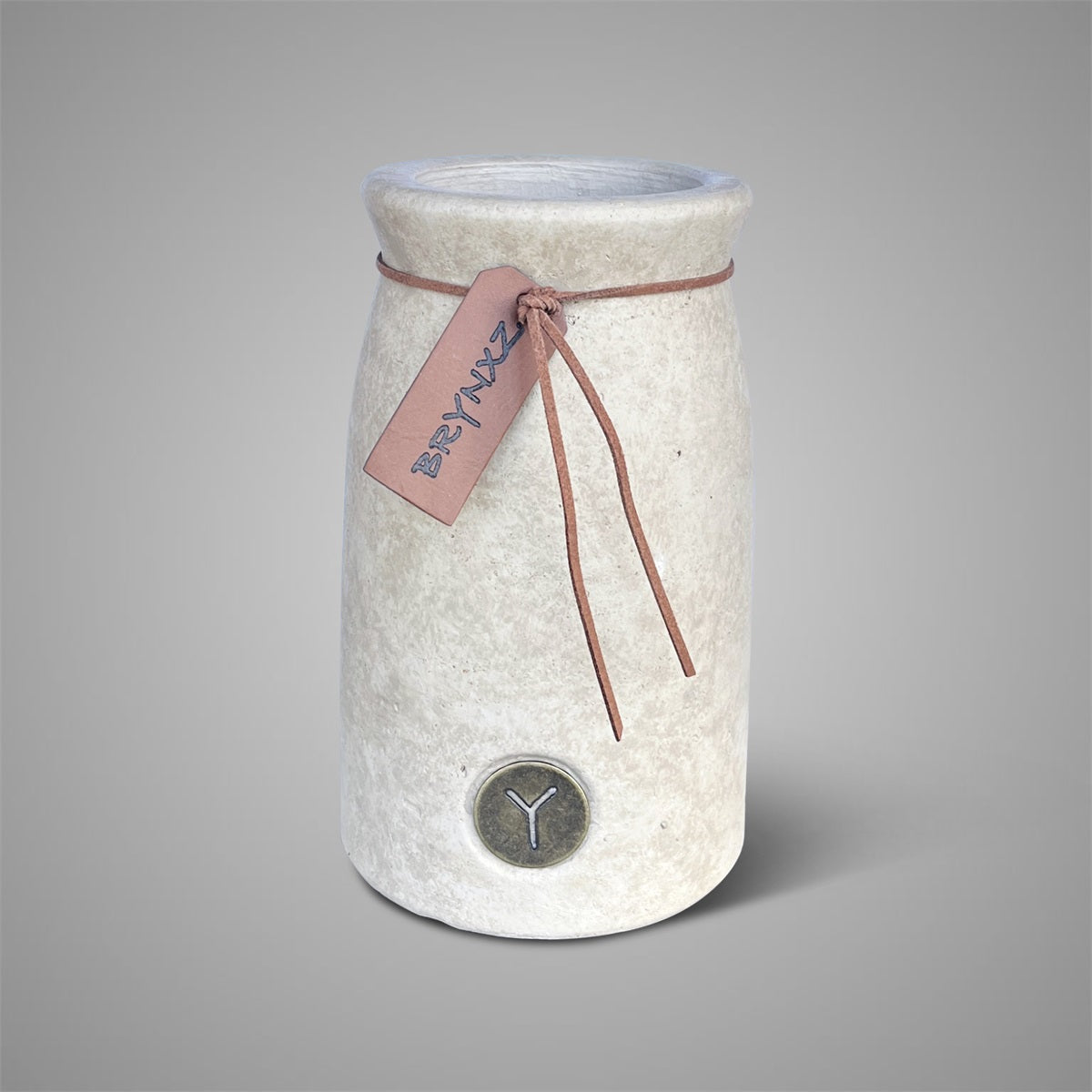 Slanke plantenpot in Majestic Taupe met leren koord en Brynxz-label