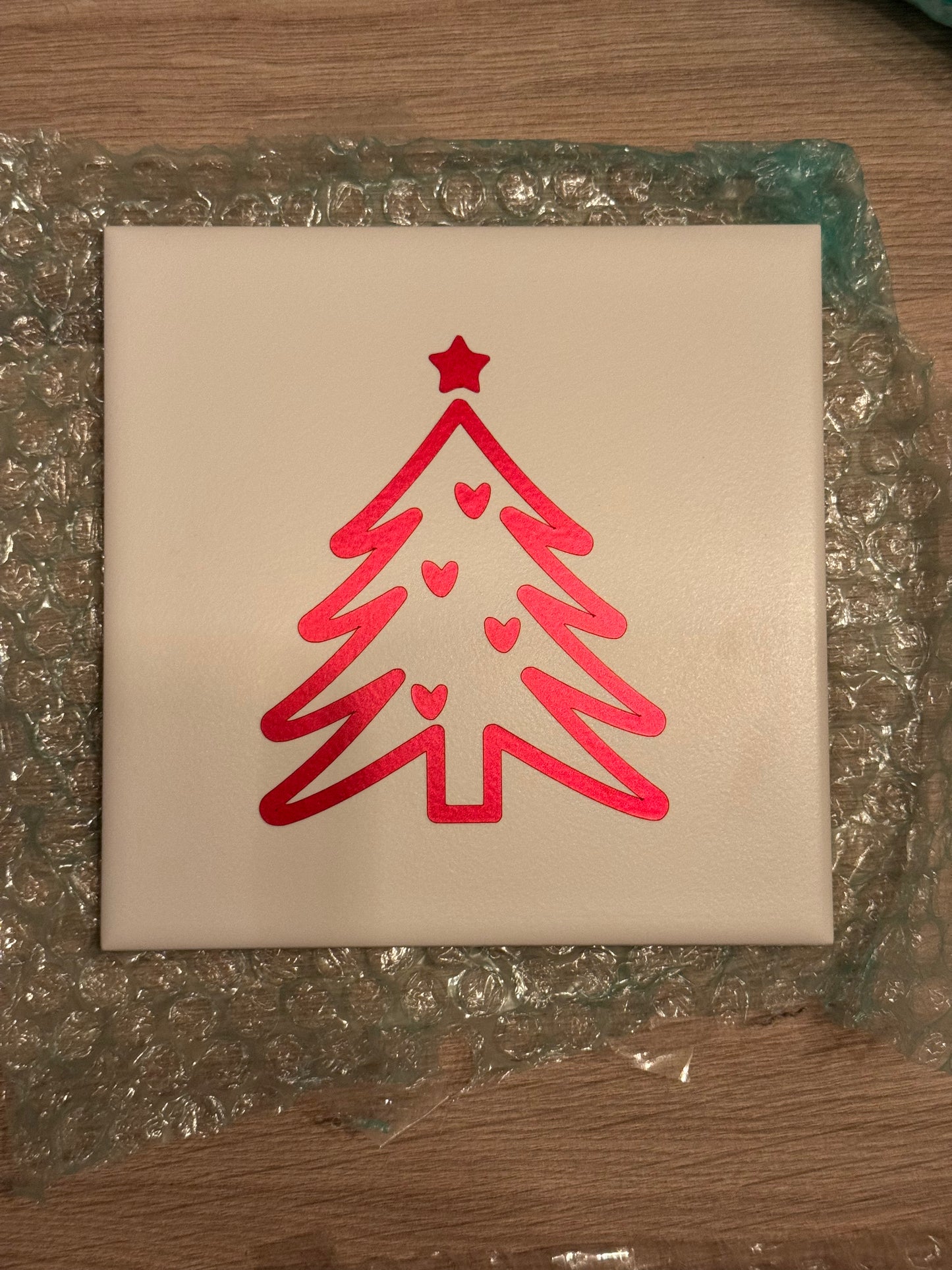 Bedrukt wit tegeltje 15x15 Kerstboompje (Diverse kleuren)