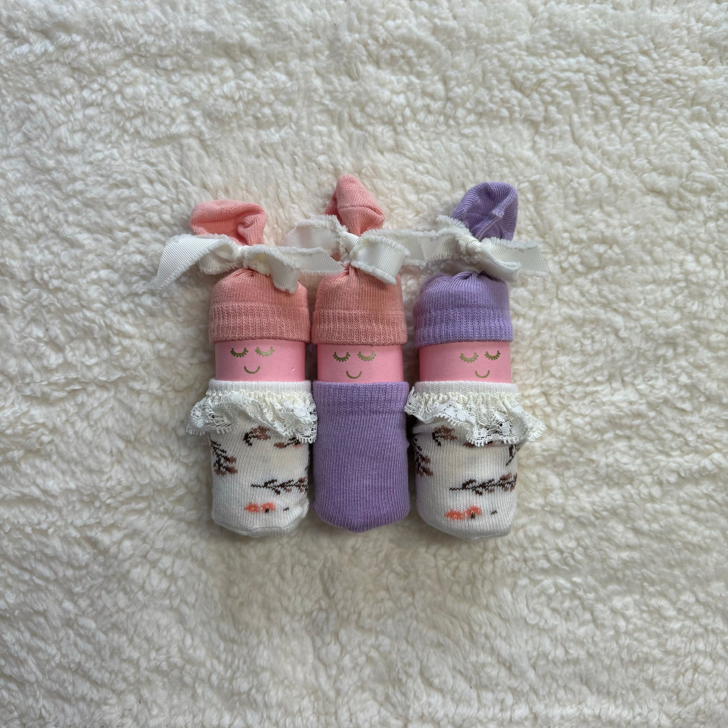 Kraamcadeau poppetje meisje (3 stuks paars/oranje/wit patroon)