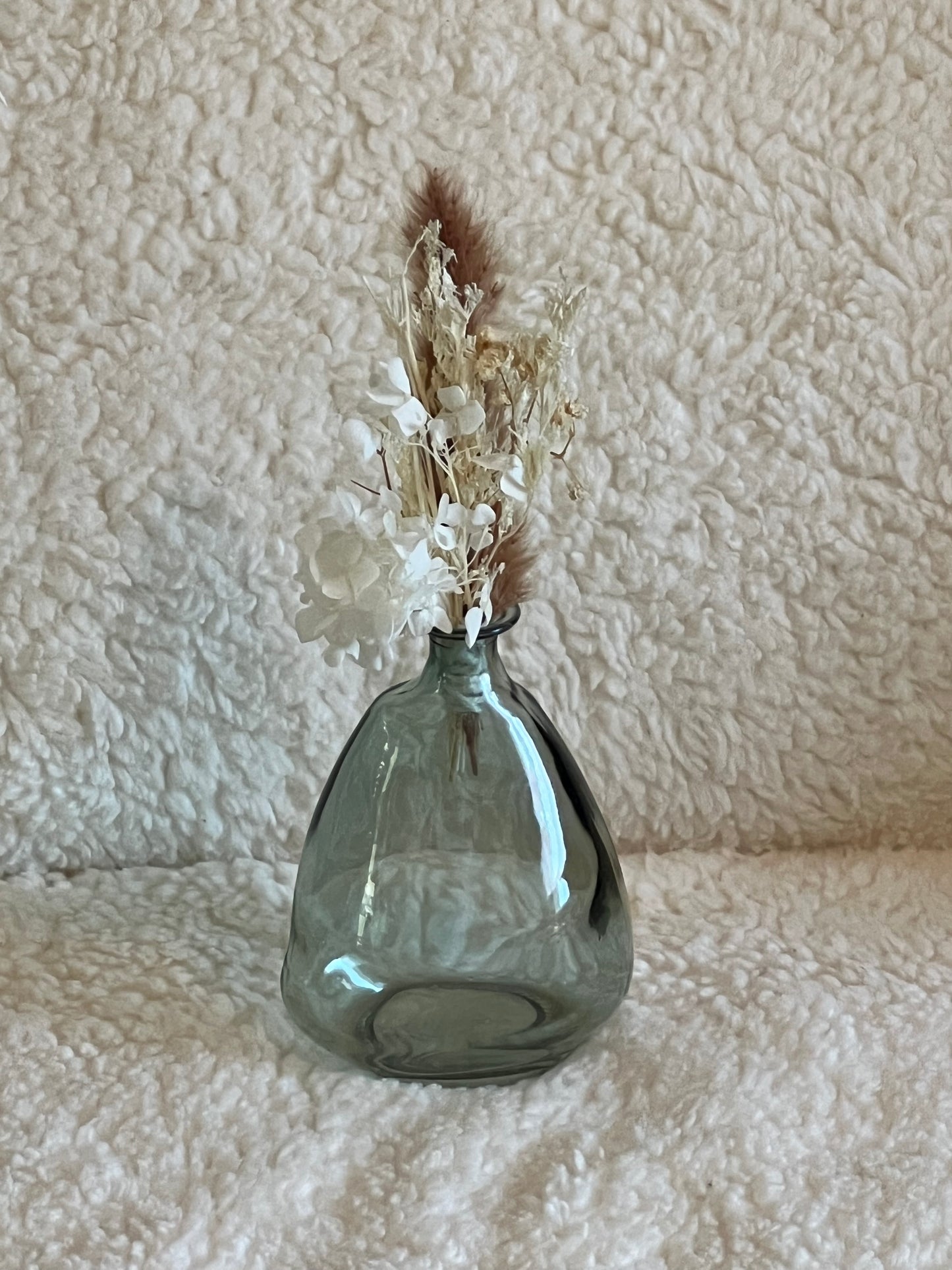 Vaasje met droogbloemen