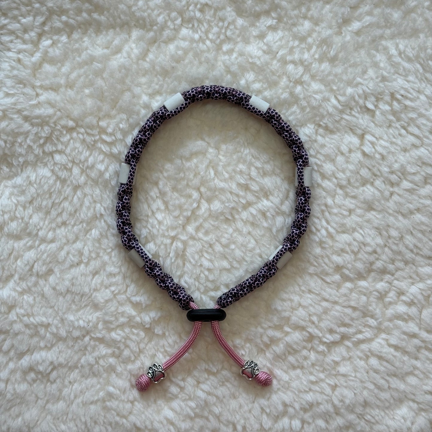 Tekenband Hond lichtroze met lila/paars patroon (31-36 cm)