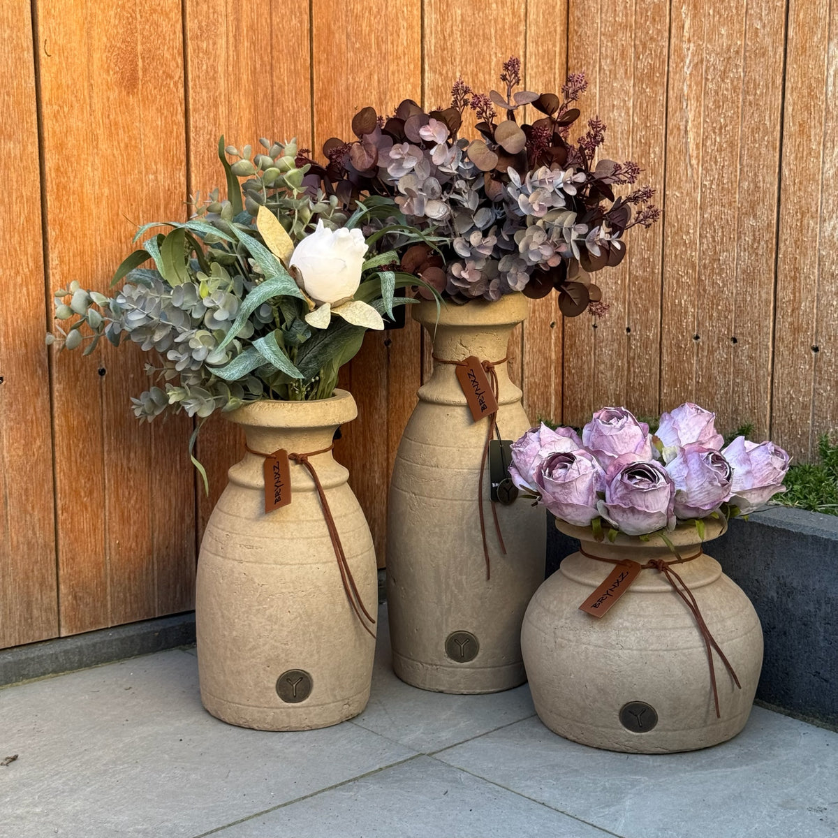 Brynxz set van 3 decoratieve flessen met lijnen en koord Majestic Taupe