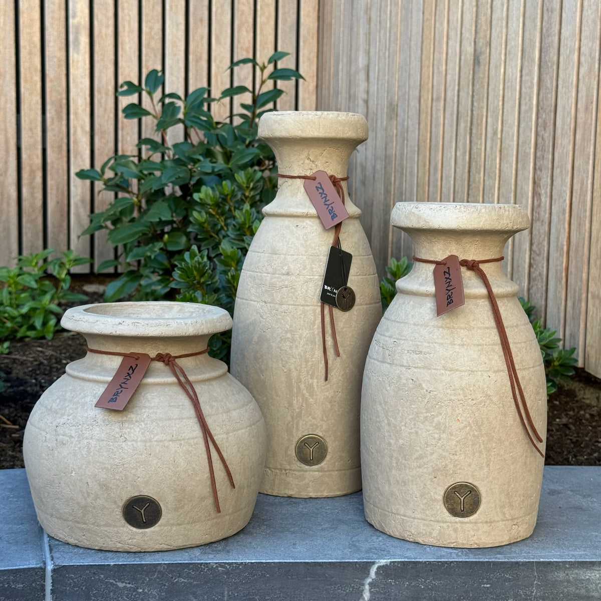 Brynxz set van 3 decoratieve flessen met lijnen en koord Majestic Taupe