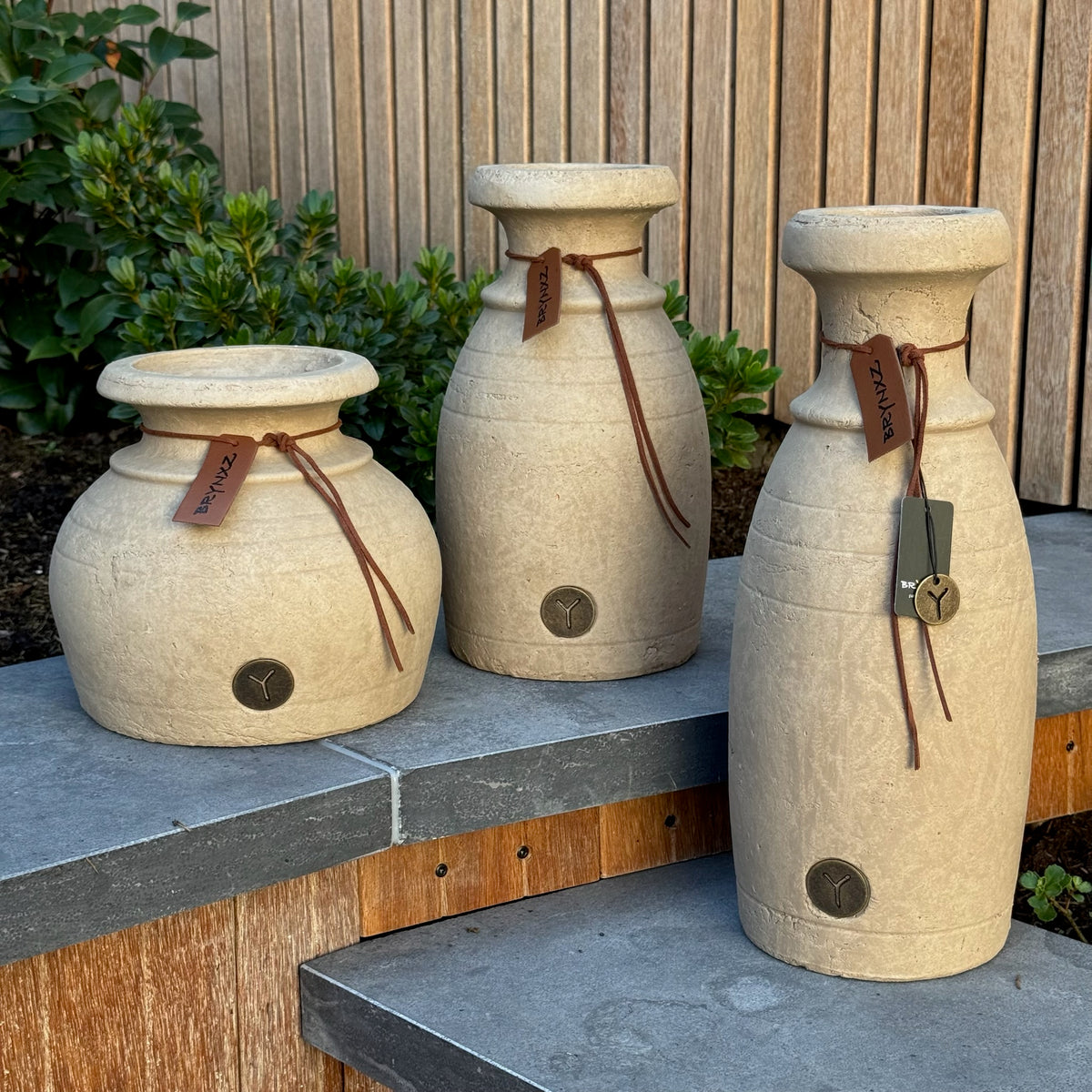 Brynxz set van 3 decoratieve flessen met lijnen en koord Majestic Taupe
