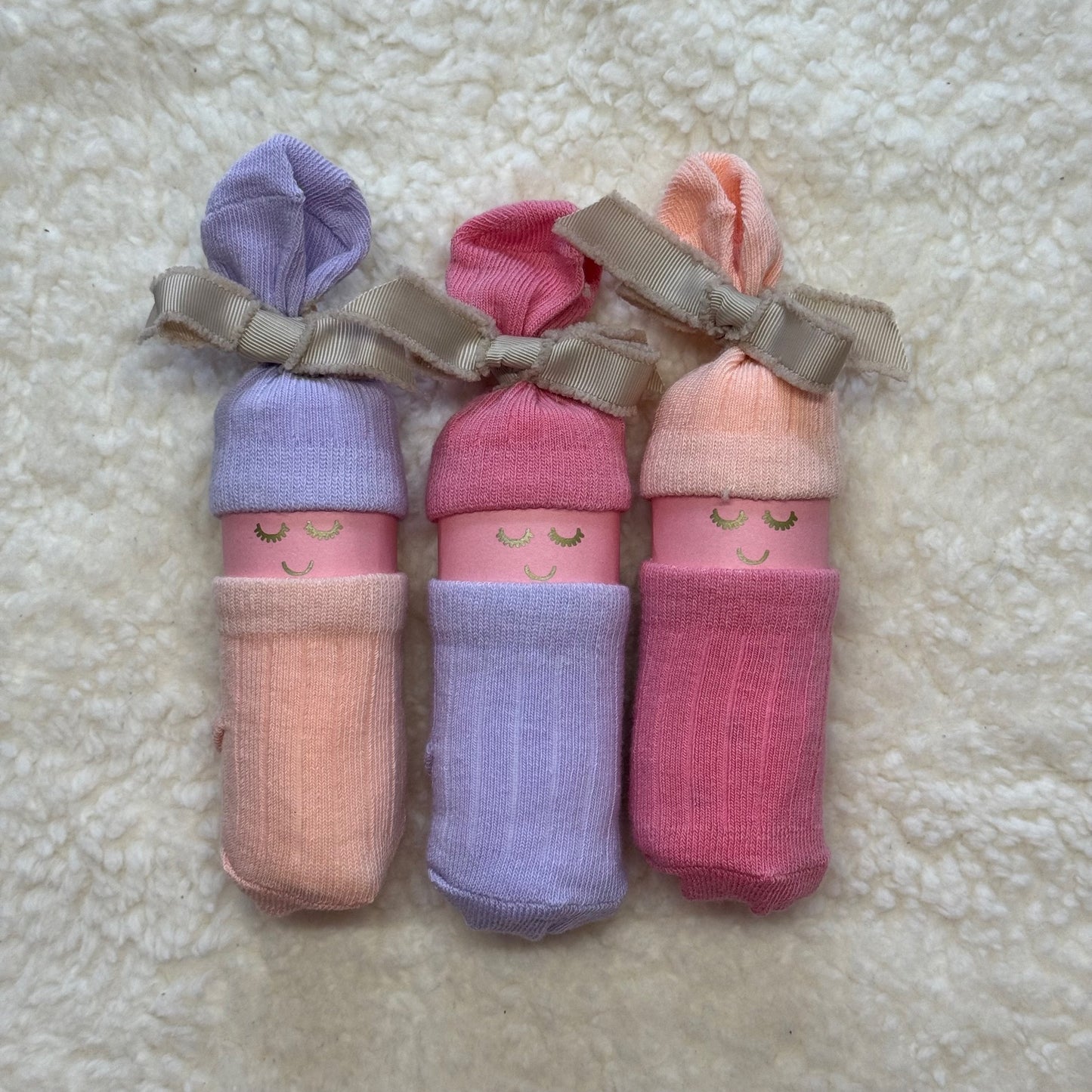 Kraamcadeau poppetjes meisje (3 stukjes paars/oranje/roze)