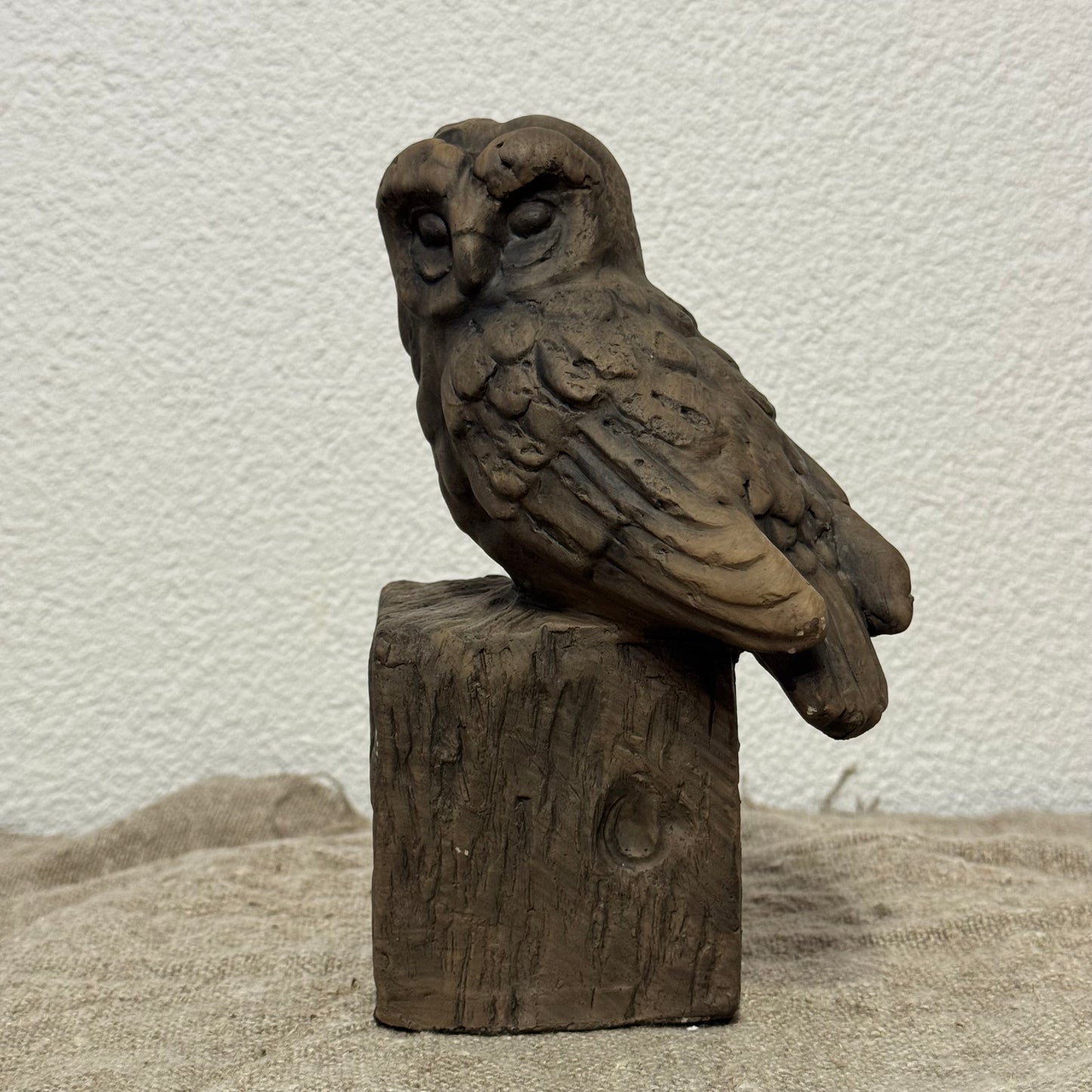 BRYNXZ Owl at a Statue Majestic Brown D.14 H.20