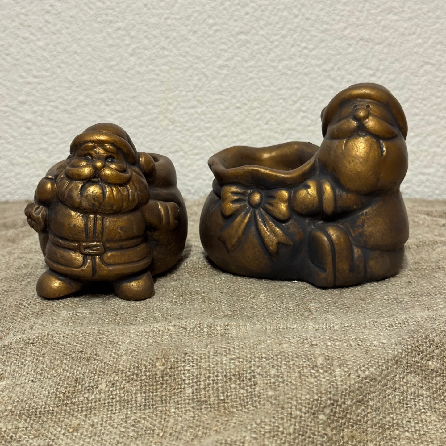 BRYNXZ Set of 2 Tealights Santa Claus on his Back Majestic Gold D.1