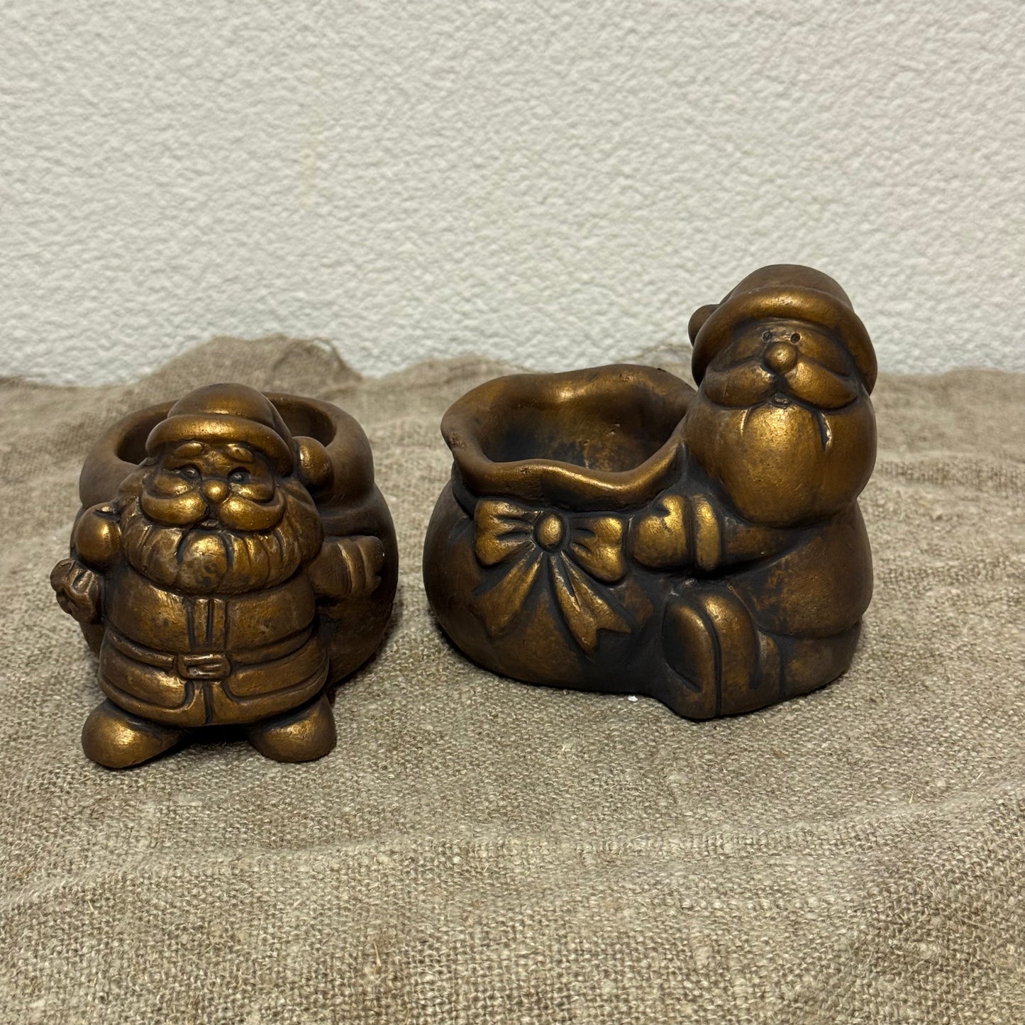 BRYNXZ Set of 2 Tealights Santa Claus on his Back Majestic Gold D.1